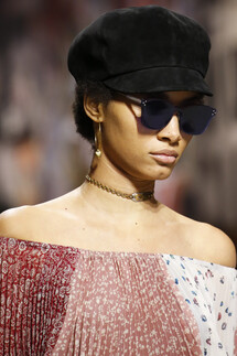 Details Christian Dior , Details Dior Fall 2018 Ready-to-Wear , Детали показа Кристиан Диор , Детали показа Диор осень зима 2018 , Fashion show , неделя моды в Париже , PFW , Мария Грация Кьюри , Mainstyles